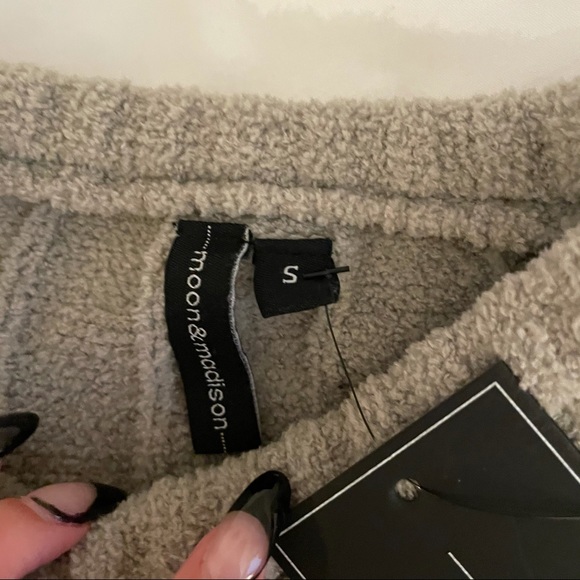 green sweater - Picture 2 of 2